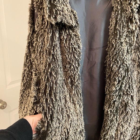 Le Luxe Faux Fur Vest - Picture 2 of 5